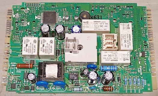 Leiterplatte mit Relais und elektronischen Bauteilen
