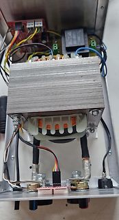Innenansicht eines Netzteils mit Transformator und Kühlkörper