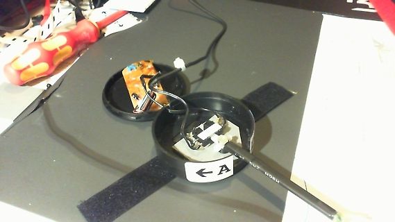 Freie Verdrahtung von Elektronikkomponenten auf schwarzem Untergrund