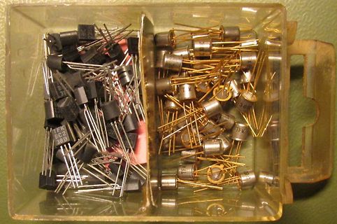 Transistoren in einer Kunststoffbox