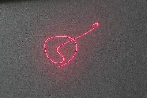 Rote Lichtspur auf Wand