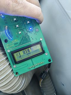 Grüne Leiterplatte mit LCD-Display und LEDs