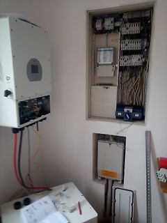 Elektroinstallation mit Wechselrichter und Sicherungskasten
