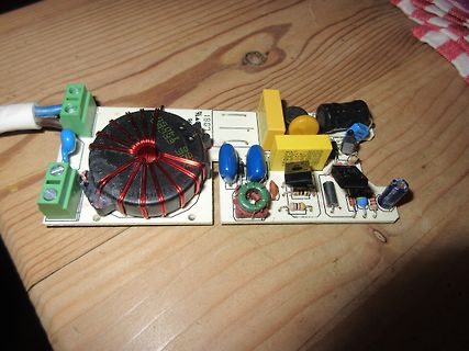 Leiterplatte mit Transformator und elektronischen Bauteilen