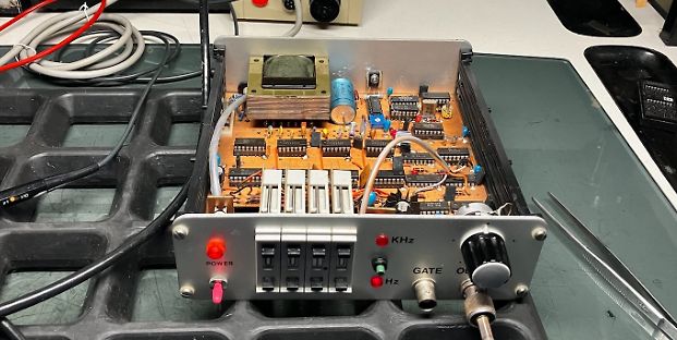 Geöffnetes elektronisches Gerät mit Leiterplatte und Bedienelementen