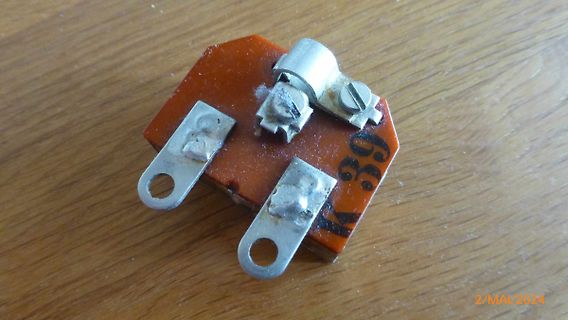 Elektronisches Bauteil auf Holzuntergrund