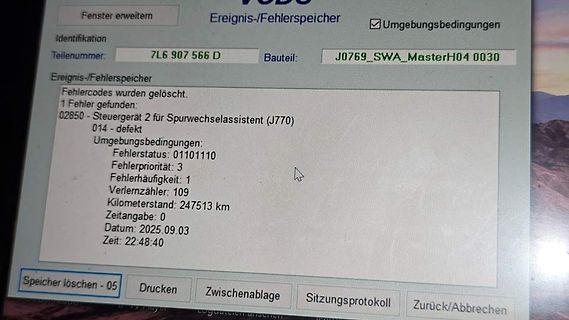 Abfotografierter Fehlerspeicher eines Fahrzeugdiagnosegeräts