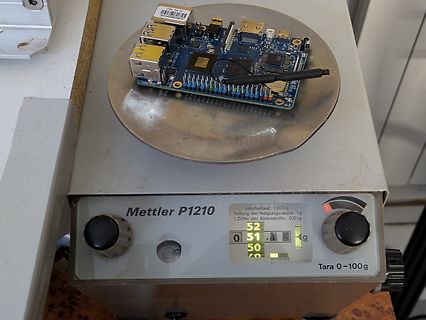 Raspberry Pi auf einer Mettler P1210 Präzisionswaage