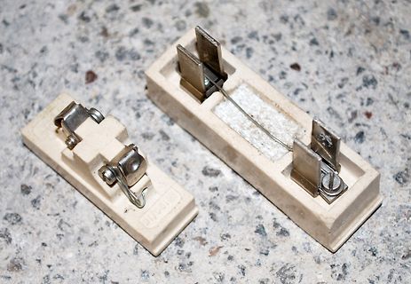 Zwei elektrische Klemmen oder Steckverbindungen