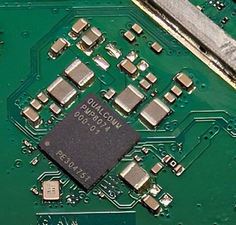 Nahaufnahme einer Leiterplatte mit Qualcomm-Chip