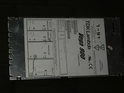 Typenschild eines TDK-Lambda Vega 900 Netzteils