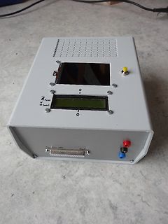 Gehäuse eines elektronischen Messgeräts mit Display und Anschlüssen