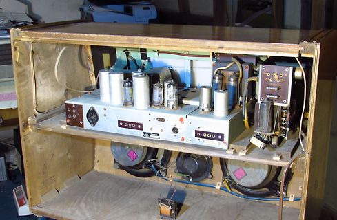 Innenansicht eines alten Röhrenradios oder Verstärkers