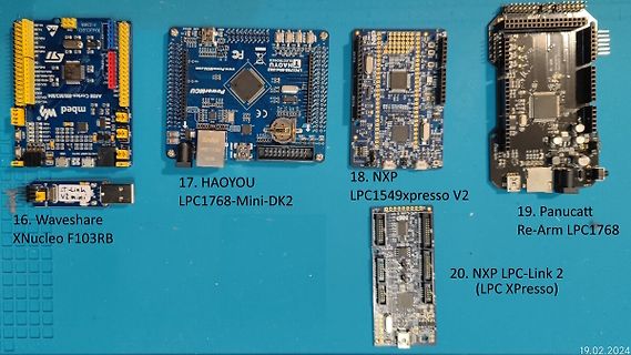 Verschiedene Mikrocontroller-Entwicklungsboards auf blauem Untergrund