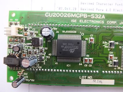 Detailaufnahme einer Leiterplatte mit IC und Elektrolytkondensatoren