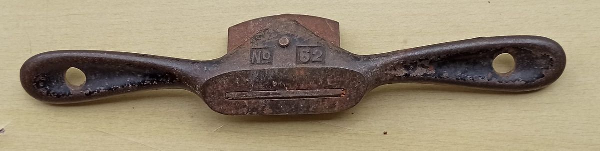 Antiker Metallschaber oder Hobel mit der Nummer 52