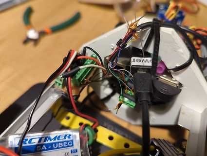 Freie Verdrahtung und Elektronikkomponenten auf Werkstattuntergrund