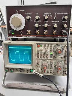 Funktionsgenerator und Oszilloskop auf einem Arbeitstisch