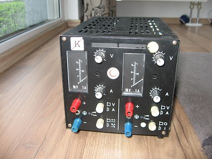 Labornetzteil mit Analoganzeigen