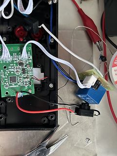 Elektronikaufbau mit Leiterplatte, Relais und Verkabelung
