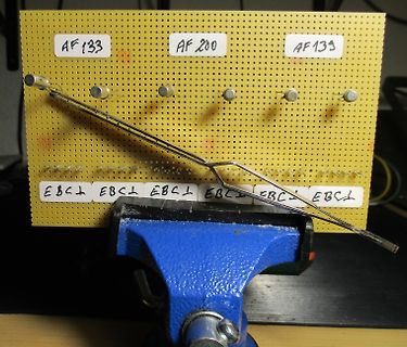 Lochrasterplatine mit Bauteilen und Beschriftung