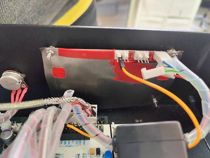 Innenansicht eines elektronischen Geräts mit Verkabelung