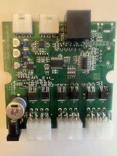 Bestückte grüne Leiterplatte mit elektronischen Bauteilen
