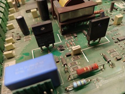 Nahaufnahme einer Leiterplatte mit elektronischen Bauteilen