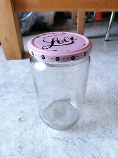 Ein Glas mit rosa Deckel