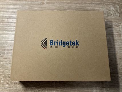 Bridgetek Verpackung auf Holztisch