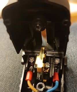 Innenansicht eines geöffneten elektronischen Geräts mit Kabeln