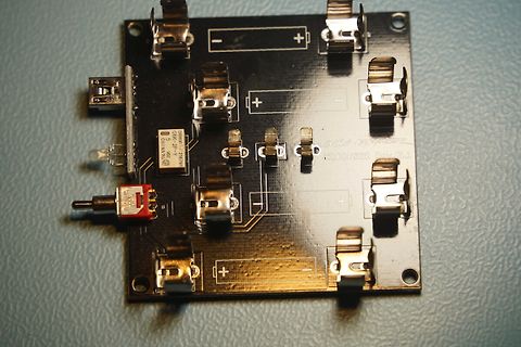 Leiterplatte mit Batterieklemmen und USB-Anschluss