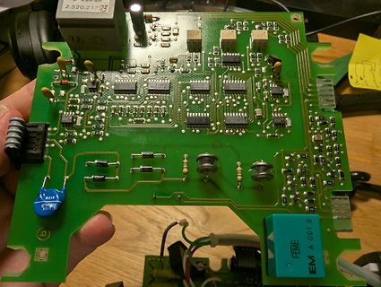 Grüne Leiterplatte mit elektronischen Bauteilen