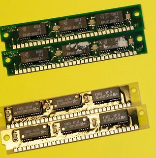 Vier RAM-Module auf gelbem Hintergrund