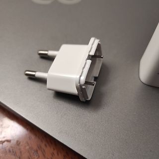 Weißer Netzstecker Adapter