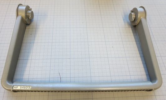 Metallbügel mit Typenbezeichnung auf Millimeterpapier