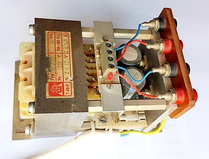Transformator mit Elektrolytkondensatoren und Anschlüssen
