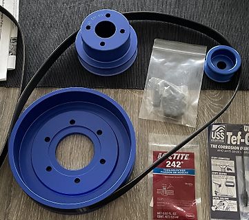 Blaue Riemenscheiben, Riemen und Loctite 242