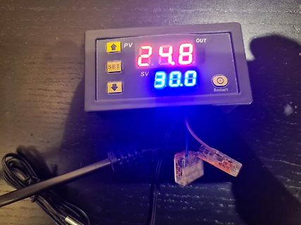 Digitaler Temperaturregler mit Display und Sensoren