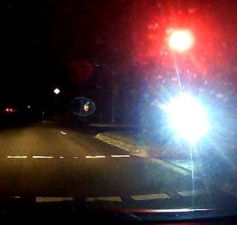Nachtaufnahme einer Straße mit Lichtquellen