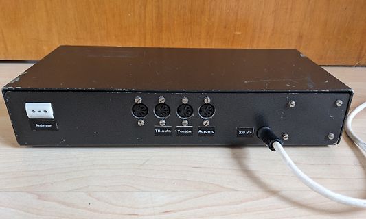 Rückseite eines elektronischen Geräts mit Anschlüssen