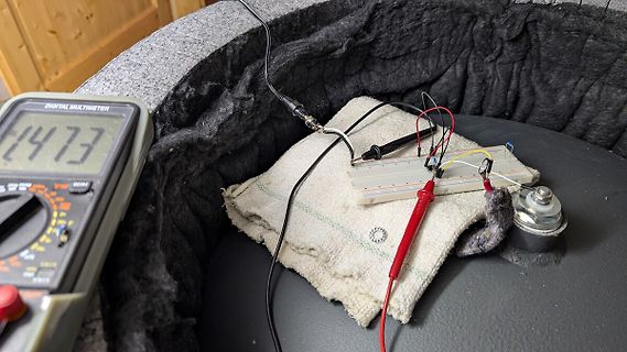 Messaufbau mit Multimeter und Breadboard