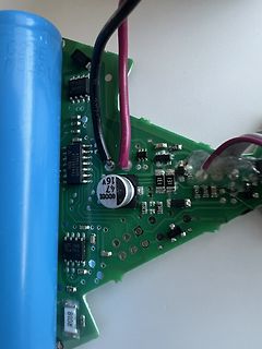 Foto einer Leiterplatte mit elektronischen Bauteilen
