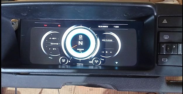 Abfotografierter digitaler Fahrzeug-Instrumentencluster