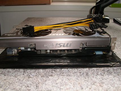 MSI Grafikkarte mit Stromversorgungskabeln