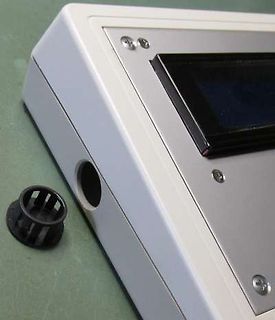 Gehäuse eines elektronischen Geräts mit Display und Anschlussöffnung
