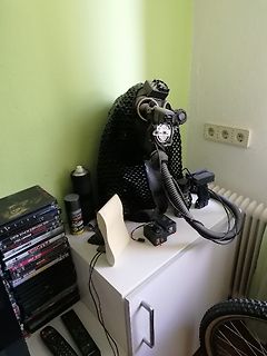 Werkstatt mit Werkzeug und DVD-Hüllen