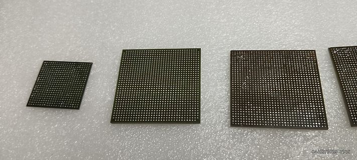 Mehrere integrierte Schaltkreise mit BGA-Gehäuse