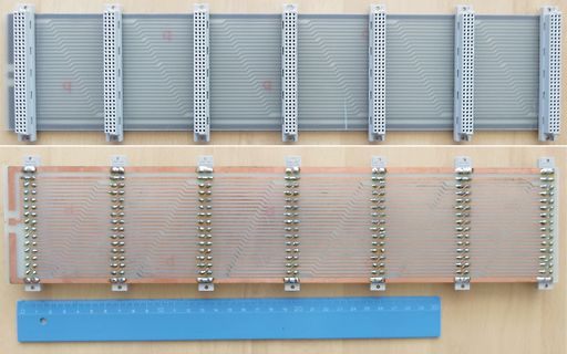 Vorder- und Rückseite einer flexiblen Leiterplatte mit Lineal