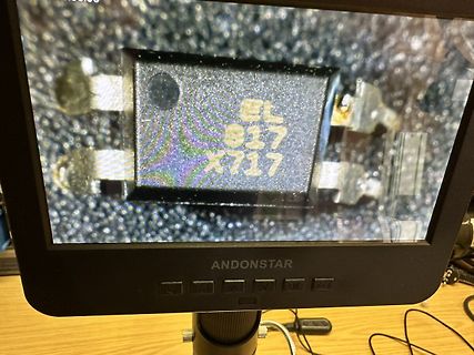Mikroskopaufnahme eines integrierten Schaltkreises auf Display
